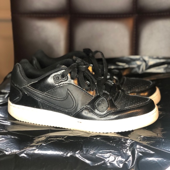 Black Nike Runners Athletic Shoes - Picture 2 of 6